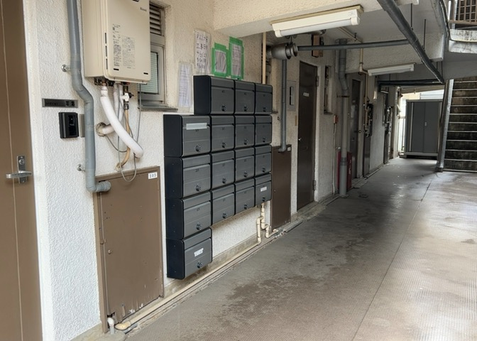 エントランス付近に設置されている集合ポストは、住んでいる部屋と離れているため、ポストをあさるなど誰かに何かされていても被害に気づきにくいです。入居する時には他人に特定されにくい番号で鍵をかけましょう！
