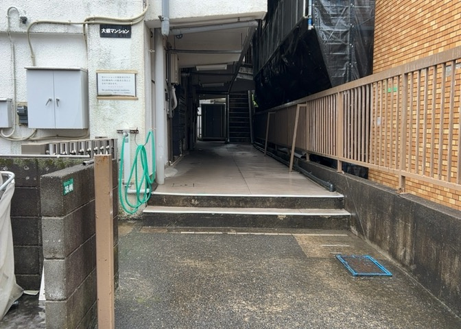 ロビーというと、エントランスと何がちがうの？と思いますよね。実はロビーとエントランスには明確な決まりはありません。物件によっては、エントランスを入って広がるある程度の広さのある空間がロビーとなります。