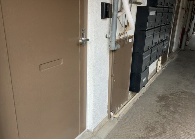 室内の防犯設備もチェックしましょう！モニター付きインターホンが設置されているか、防犯シャッターが設備されているか、ベランダに人が上がってきにくい高さかなどチェックしておくと入居後も安心できるでしょう。