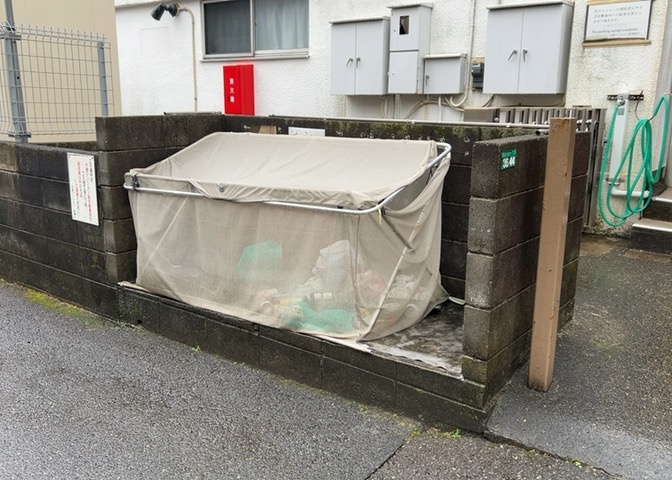 共有部分は、住民なら誰もが使える設備のこと。例えば駐車場やエレベーター、インターネット設備、セキュリティ設備などがあります。他にも、マンションの廊下・外部階段やエントランス・ゴミ置き場などがあります。