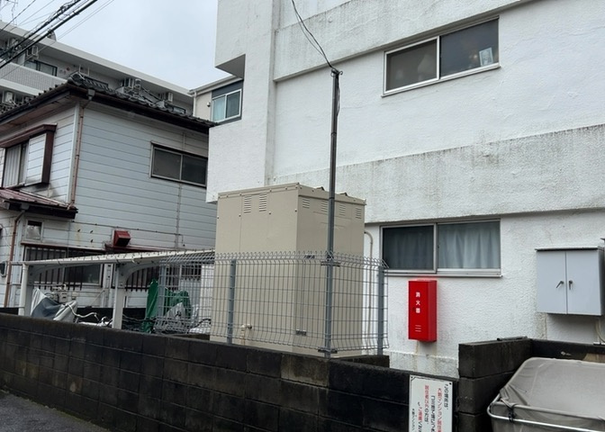 道幅が広い場所は日当たりや風通が良好です。幅が広いのですれ違いも可能ですし大きな車でも駐車可能！一方で、大型車が通ることも多くなるため交通量の増加により騒音に繋がります。また土地の値段が高くなります。
