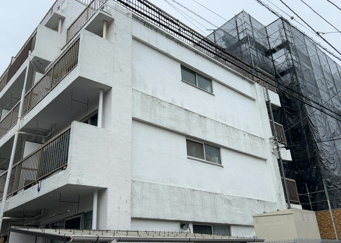 ＲＣ造、Reinforced　Concreteは直訳すると補強されたコンクリートです。主に柱や梁・床・壁が鉄筋とコンクリートで構成おり、鉄筋を組んだ型枠にコンクリートを流し込んで固めたものを指します。