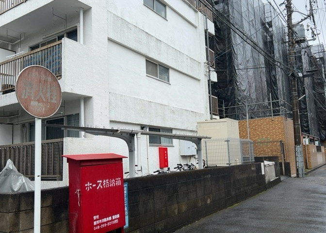 外観はマンション管理がされているかの目安になります。築年数が古いと、壁面は劣化してひび割れが生じることも！建物が古びていても細かいところが修繕されていると、きちんと管理されているなぁと感じるでしょう。