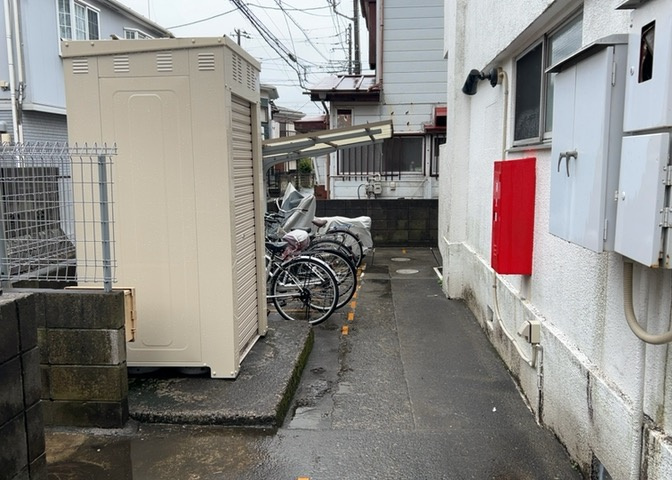 車一台あたりに必要なスペースは、標準サイズの普通自動車で横幅2m50cm、長さ5mは必要になります。ただし、乗降のことも考慮して横幅3m30cm、長さ5m50cmほどは確保できるところを選びましょう。