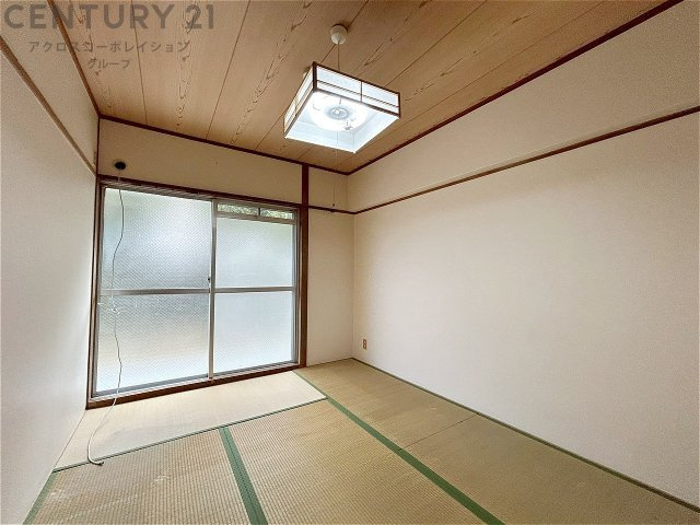 来客時の寝室や家事スペースなど、多目的に使える和室。畳ならではの柔らかさと調湿性で、季節を問わず快適に過ごせる便利な一部屋です。　