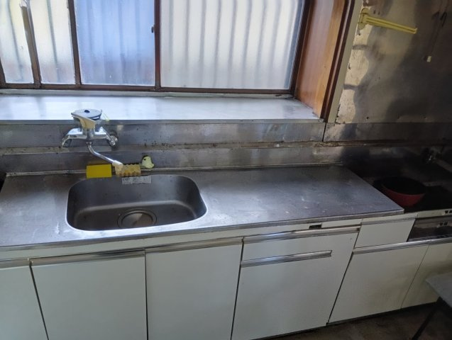 キッチン正面に窓があります。勝手口のドアからも光が入ります。　