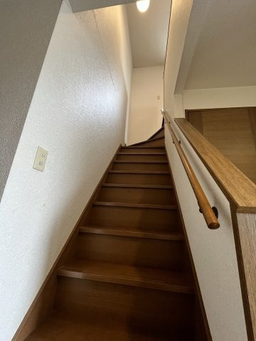 手すり付きで昇り降りも安心。毎日の移動をサポートします。