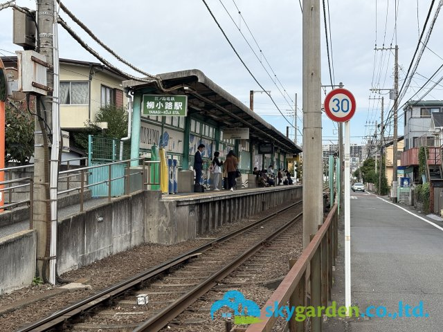 現地より約80mの江ノ電「柳小路」駅の様子