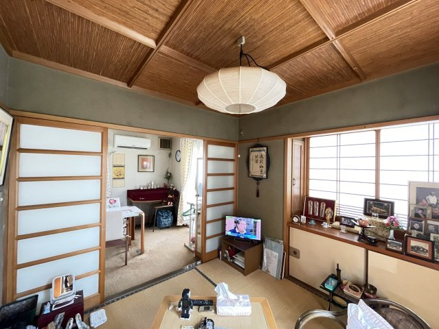 ダイニングと洋室へ続く和室です。客間やちょっとしたくつろぎのスペースとして利用できますね。伝統的な和風のデザインが落ち着いた雰囲気を醸し出しています。こちらの物件はいつでも見学可能！ぜひご連絡下さい　