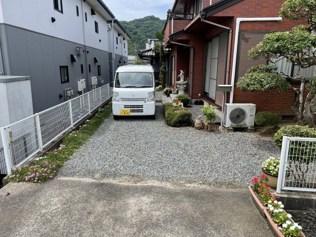 駐車場は、縦列3台可能です。駐車場は奥行きもありますので、車以外にも自転車やバイクも楽々置ける広さになっております。これなら駐車が苦手な方にも安心ですね。広い駐車場は収納スペースとしても重宝しそう。　
