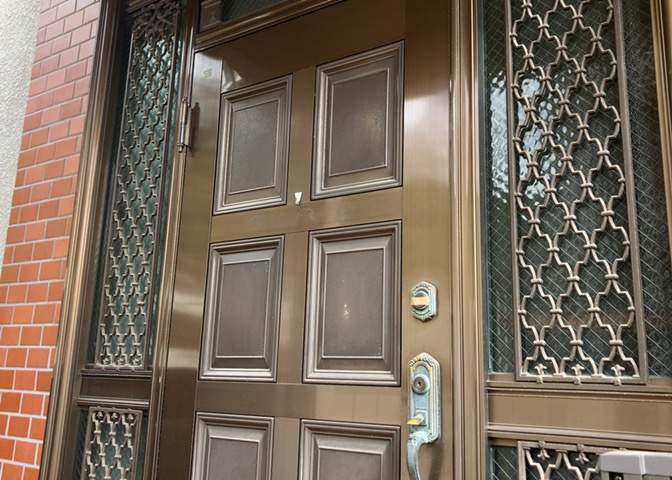 玄関は家の顔でもあり、家族以外の目にも止まる場所です。玄関は外との間を仕切る扉、靴などをしまっておく収納スペース、靴脱ぎのたたきスペース、来客とのやり取りをするドアホンなど複数のアイテムからなります。