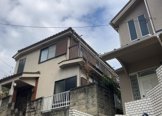 バルコニーは、室外の専用スペースのうち、「屋根がなく開放された空間」であるものを指します。ベランダより広いタイプのものが多く、日当たりもよいため家庭菜園などを楽しみたい人にとって適した環境となります。