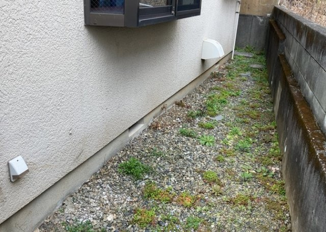 建物の基礎工事の方法は、主流となっているベタ基礎（防湿基礎）と布基礎の2種類に分類され、床下の通気性や耐久性などに違いがあります。建物の基礎部分の構造や付帯設備など詳細については現地でご確認ください。