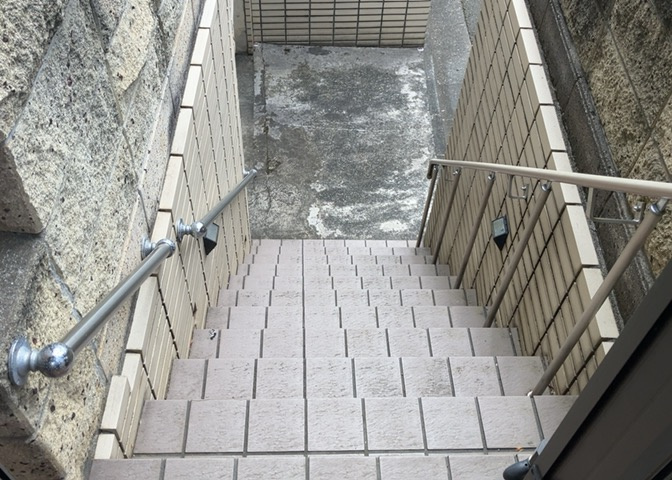 玄関ポーチにおいて最も重視すべきと言っても良いのが広さです。適切な広さの玄関ポーチでないと外見的なバランスは崩れてしまいますし、何より使いにくくなってしまいますので、現地で実際に下見をしてみましょう！