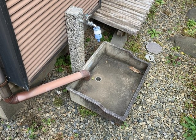 敷地内に散水栓や立水栓があると便利です。水道水を直接利用できるため、水を運ぶ手間を省くことが出来ます。大量の水を必要とする洗車作業や清掃などに役立ちます。その他設備とあわせて、現地でご確認ください。