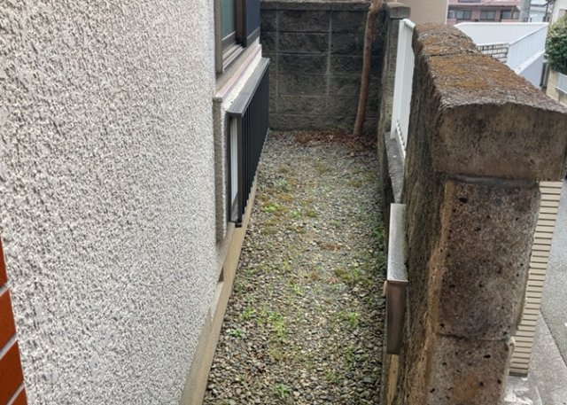 床下換気口は、床下に湿気がこもることを防ぎ、効果的に換気を行うために設置されています。床下換気口が設置されていない建物は、基礎パッキング工法などにより換気を行なっています。詳細は現地でご確認ください。