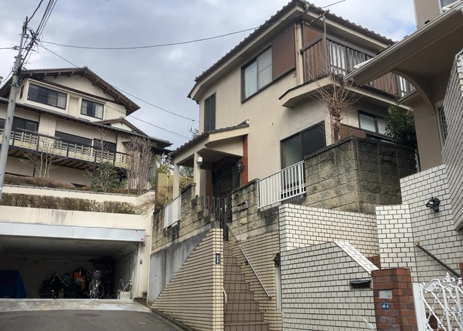 南側道路の場合は長い時間光を入れ込むことができるため、庭やリビングを道路側に持ってくることが多く土地価格も高い傾向にあります。一方北側道路だとリビングや庭が南側になりプライバシーを守ることができます。