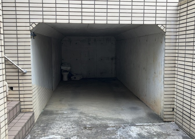 車一台あたりに必要なスペースは、標準サイズの普通自動車で横幅2m50cm、長さ5mは必要になります。ただし、乗降のことも考慮して横幅3m30cm、長さ5m50cmほどは確保できるところを選びましょう。