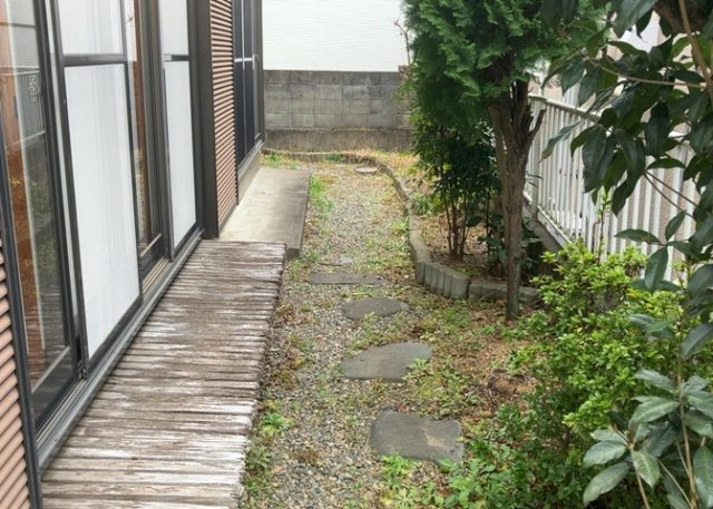 庭のある家に住むことのメリットとして、子どもたちの遊び場を確保できること、ガーデニングや家庭菜園を楽しめること、明るさを確保できることがあります。また、配置を工夫することでプライバシーが確保できます。