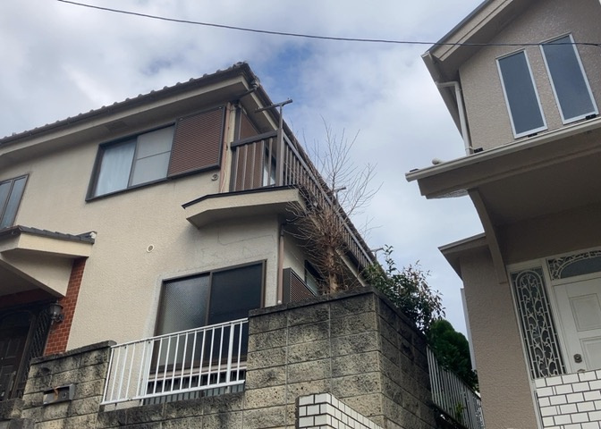 バルコニーは、建物内から室外へ楽に出入りできる便利なスペースです。また、バルコニーには手すりを付けることが義務付けられており、手すりの高さは110cm以上で施工することが建築基準法で定められています。