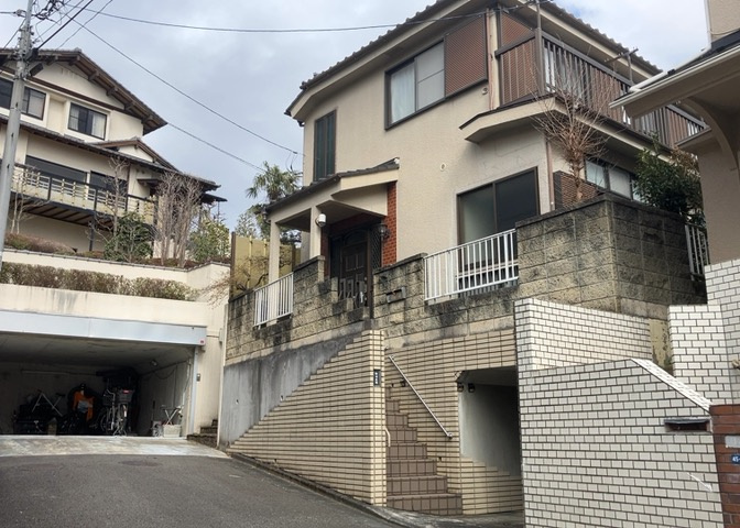 住宅用の土地では前面道路に2m以上接していなければならないと法律で定められています。しかし、お持ちの車のサイズやライフスタイルなどにより、2mでは利便が悪い場合もございますので、事前に確認しましょう。