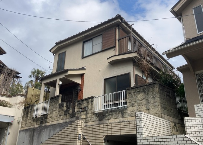 道幅が広い場所は日当たりや風通が良好です。幅が広いのですれ違いも可能ですし大きな車でも駐車可能！一方で、大型車が通ることも多くなるため交通量の増加により騒音に繋がります。また土地の値段が高くなります。