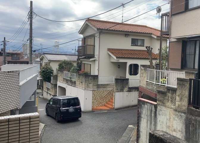 眺望を気にして物件を探す場合、前面に建物が建っていないか現地で確認しましょう！前面に建物があると景色はもちろん、日当たりや風通しにも影響が出てきます。住んだ時のことを想像しながら現地見学をしましょう。