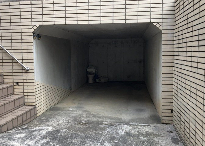 駐車場と明記されていても、最小スペースでつくられた駐車場だと大型車は駐車できなかったり、出入りしにくくなったりする可能性があります。お車のサイズと購入したい物件の駐車場のサイズを現地で確認しましょう。