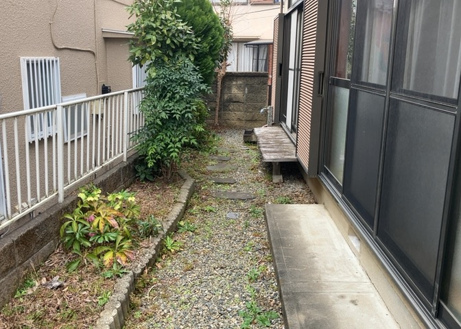 庭があることでガーデニングや家庭菜園はもちろん、こどもの遊び場やペットを放して遊ぶことができます。また、家の周囲に余裕があるということです。隣地との間があれば、十分な日当たりと、風通しが確保できます。