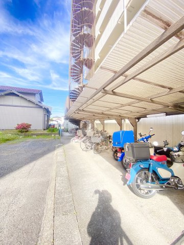 雨除け付きの駐輪場です♪