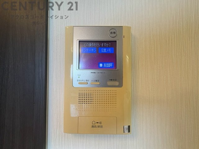 訪問者が来たときにテレビ画面で確認できるため、安心してドアを開けられます。録画機能があるものもあり、留守中に来訪者を記録しておくことができます。利便性が高く、セキュリティ面でも安心です。　