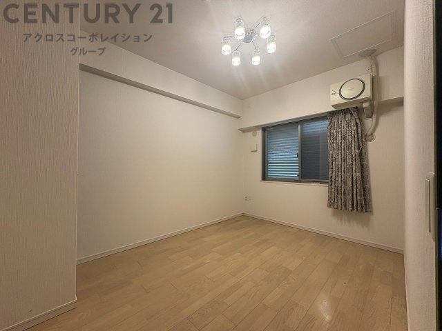 明るい色合いのフローリングとクロスを使用した洋室は家具やインテリアとも調和しやすく空間が広く感じられ開放感を生み出します。自然光を効果的に反射し、室内を明るく保つため、日中の照明使用を抑えられます。　