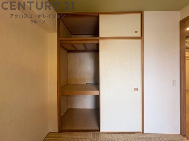 押入れは季節の衣類、寝具などを収納できます。伝統的な美しさと実用性が融合し、収納物を保護する調湿・換気効果があります。使い方によっては書類や小物なども効果的に整理でき空間を有効活用できます。　