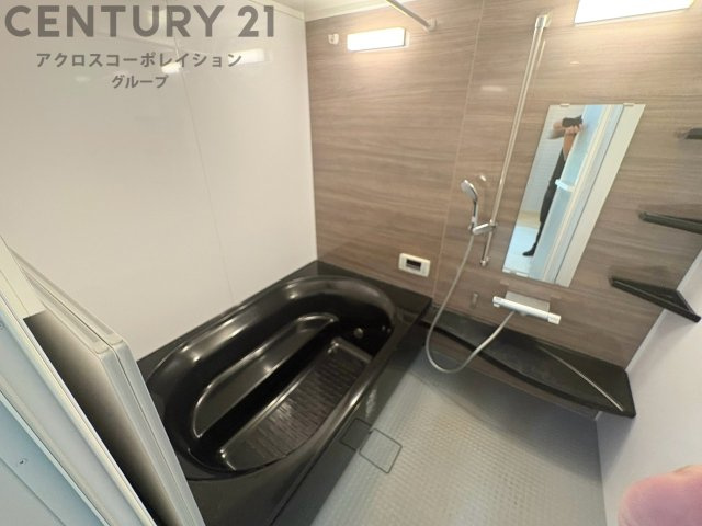 ユニットバスは省スペースでありながら、シンプルな設計と使いやすさを備え、簡便なメンテナンスが可能です。またミラー・小物置き場もあり便利です。　