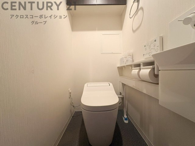 温水洗浄便座付トイレは温水洗浄機能により、暖かい水でおしりを洗浄することができ、冷たい水を使う従来の便座に比べ、温水洗浄機能で暖かいトイレを提供し、快適な使用を可能にします。　