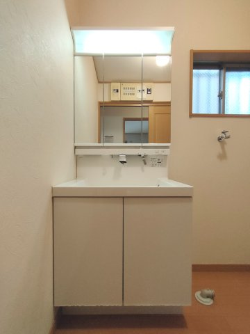 【独立洗面化粧台】　三面鏡の裏側にも収納が備わっています。