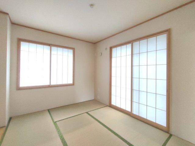 【和室約6.5帖】　裸足でくつろげる和室もございます。