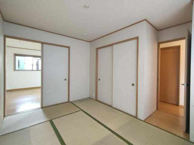 【和室約6.5帖】　2方向から出入りができる、便利で開放感のある空間です。