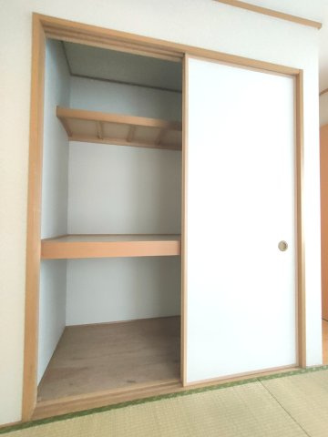 【和室約6.5帖　収納】　奥行たっぷりの押入れつき。寝具の収納がしやすいです。