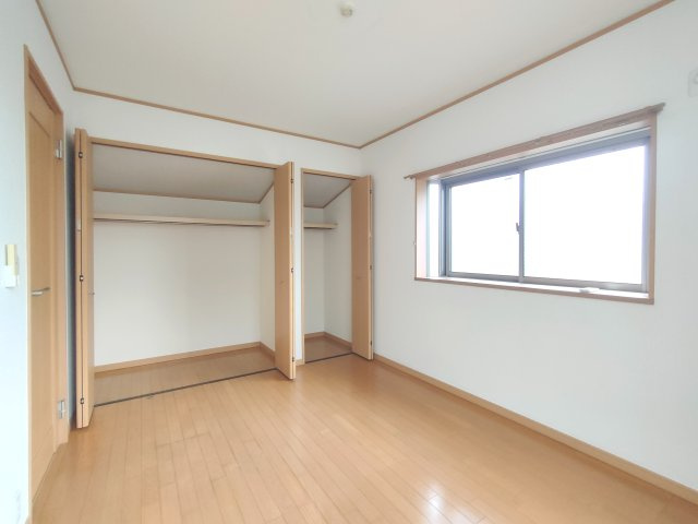 【洋室約6帖】　壁の一面はクローゼットになっており、衣類等の収納に役立ちます。