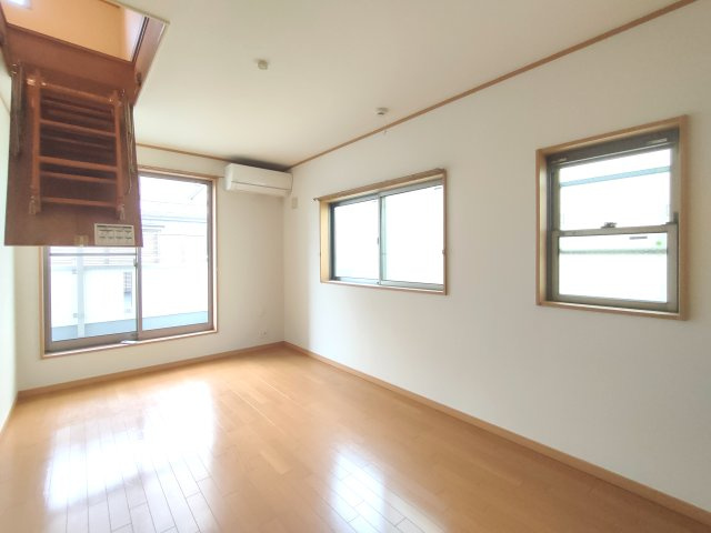【洋室約7.5帖】　掃出し窓からたっぷりと陽光を取り入れられます。