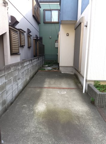 【駐車場】　大型自家用車も停められるゆとりあるカースペース。