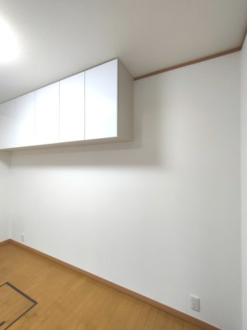 【キッチン吊戸棚】　収納棚が豊富なため、整理整頓してすっきりと暮らすことができます。
