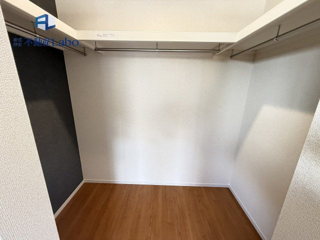 ●クローゼット●　ハンガーラック付きの大容量収納スペースは、各居室に採用されております♪実際に見ていただくと奥行きが深く大変好評です♪