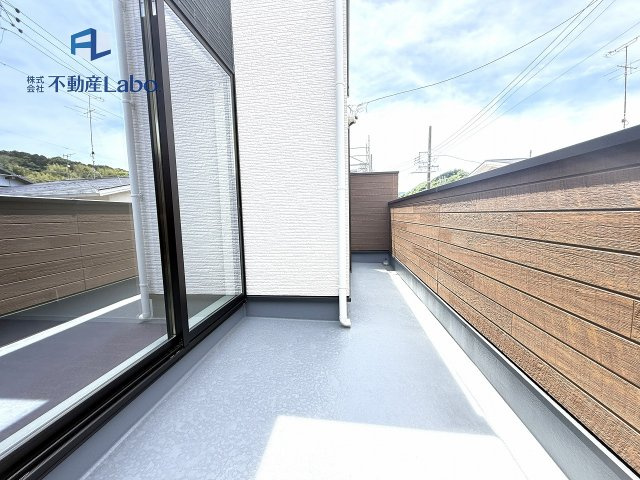 ●バルコニー●　可動式の物干し金物が付いており、使用しない際は収納できます♪お洗濯には十分なスペース♪