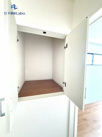 ●納戸●　普段使わないけど捨てられないものなどをまとめてしまえる。クローゼットだと溢れてしまうものが、納戸があると生活スペースがスッキリします♪