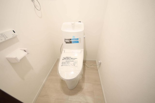 白を基調とした清潔感あるトイレ、毎日気持ちよく利用できます