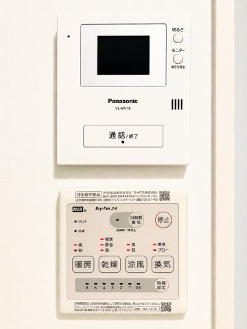 ◆玄関に行かなくても来訪者が確認でき、ハンズフリーで会話をすることが出来ます。モニターを確認する事によって防犯効果も高まります。