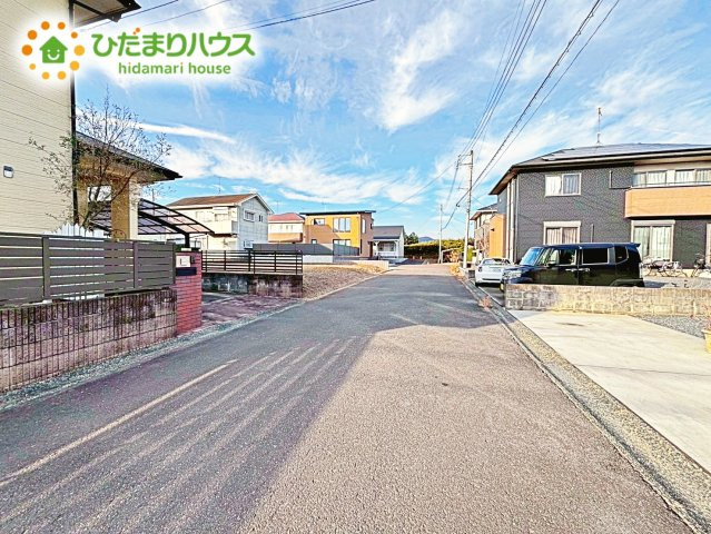 閑静な住宅地なので、幹線道路や大通りに面していないので大型車が通ることが少なく静かです。