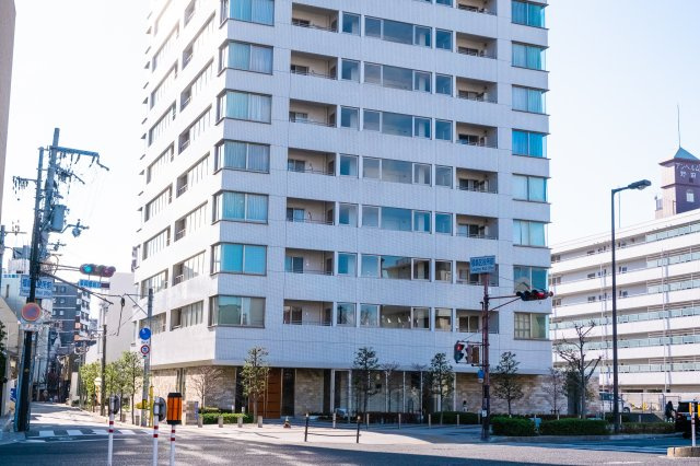 【基壇部外観】白を基調とした外観！総戸数114戸、地上27階建・高さ約86ｍの先進都市生活ステージ！